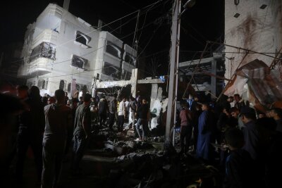 Bilder des Tages vom 17.04.2024 - Ein israelischer Luftangriff zerstörte das Gebäude der Familie Abo al Hanood im Flüchtlingslager Rafah im südlichen Gazastreifen.