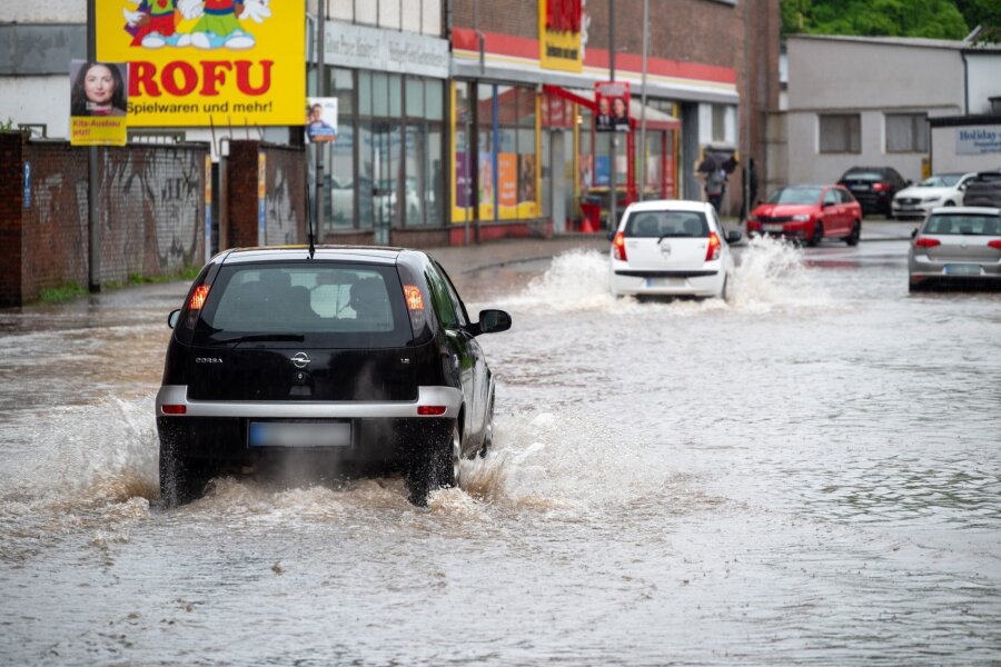 Bilder des Tages vom 17.05.2024 - Große Regenmengen haben in manchen Orten Deutschlands zu Überschwemmungen geführt. Wie hier in der Fischbachstraße in Saarbrücken.
