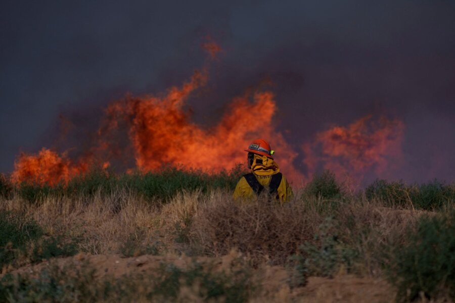 Bilder des Tages vom 17.06.2024 - Ein Feuerwehrmann steht vor lodernden Flammen in der Nähe von Los Angeles. Wegen eines Waldbrandes in Kalifornien mussten rund 1200 Menschen aus der betroffenen Region fliehen.