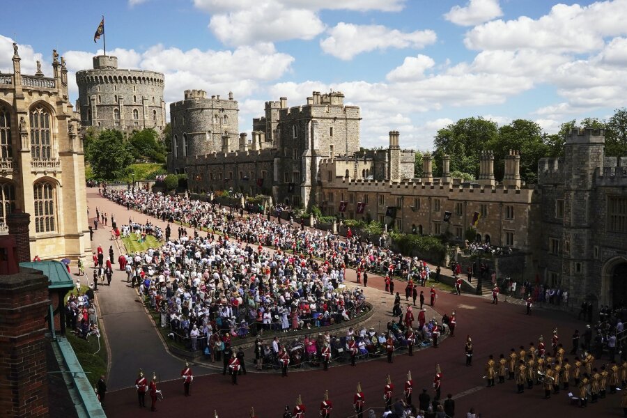 Bilder des Tages vom 17.06.2024 - Gäste treffen zur jährlichen Zeremonie des Hosenbandordens in der St. George's Chapel in Windsor ein. Vor fast 700 Jahren von König Edward III. gegründet, ist der Hosenbandorden der älteste und ranghöchste Ritterorden in Großbritannien.
