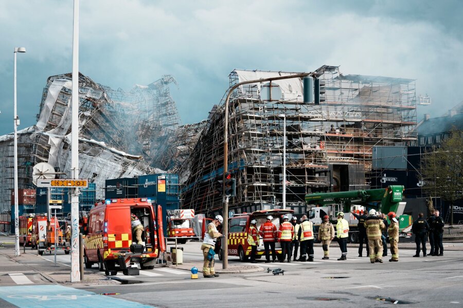 Bilder des Tages vom 18.04.2024 - Ein Feuer wütete am Dienstag in einem der ältesten Gebäude Kopenhagens, der alten Börse. Trotz Stabilisierung ist die Außenwand nun zusammengebrochen.