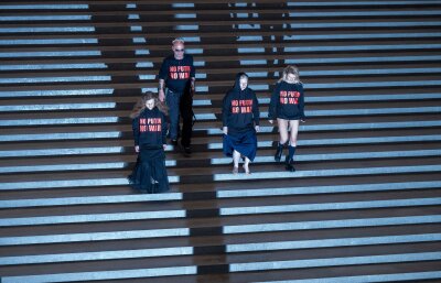 Bilder des Tages vom 18.04.2024 - "No Putin No War": Drei Mitglieder der russischen Band Pussy Riot treten in der Pinakothek der Moderne in München mit einer deutlichen Botschaft auf. Als zweiter von links steht der österreichische Künstler Wolfgang Flatz.