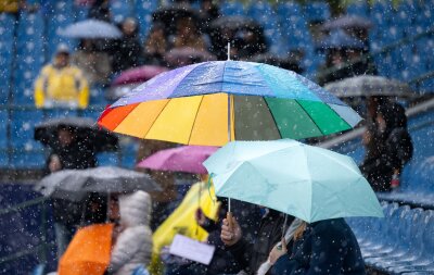 Bilder des Tages vom 18.04.2024 - Eine nasse Angelegenheit: Tennis unter erschwerten Bedingungen in München.