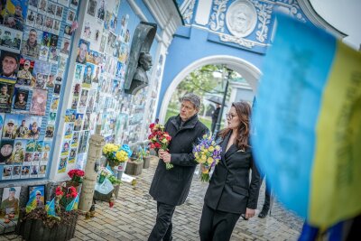 Bilder des Tages vom 18.04.2024 - Wirtschaftsminister Robert Habeck besucht Kiew. An der Gedenkmauer für die im Krieg gefallenen Soldaten legt er Blumen nieder. Begleitet wird der Minister von Julia Swyrydenko, Erste Stellvertretende Premierministerin und Wirtschaftsministerin der Ukraine.