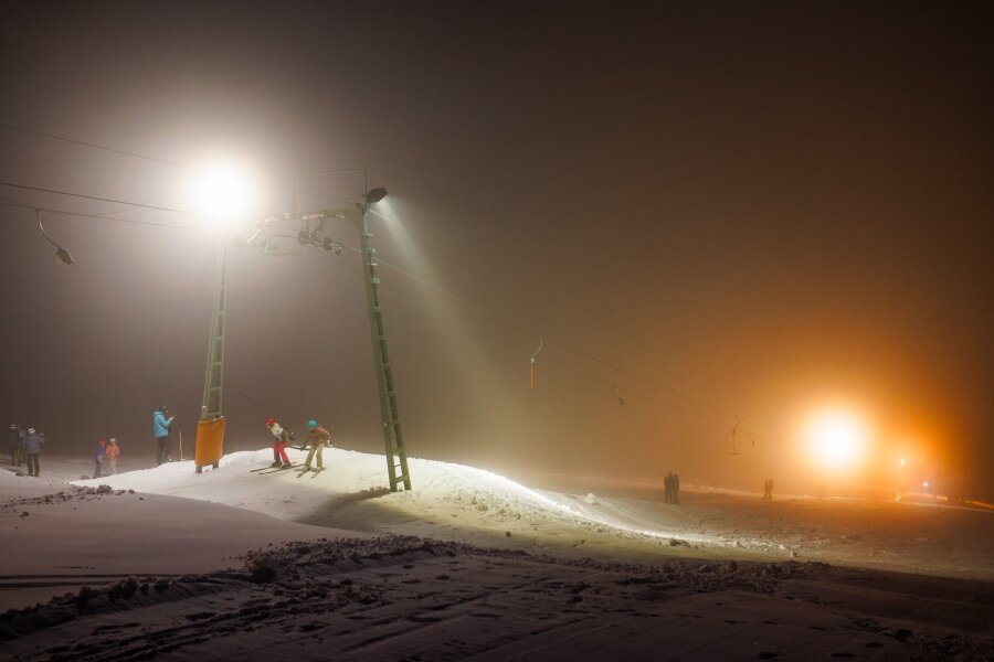 Bilder des Tages vom 18.04.2024 - Im Schwarzwald feiert der Winter mit 25 Zentimetern Neuschnee ein Comeback: Obwohl die Skisaison schon vor Wochen beendet wurde, öffnen nun die Lifte wieder. Sehr zur Freude von Wintersportlern, die im Flutlicht die Pisten herunterrasten.