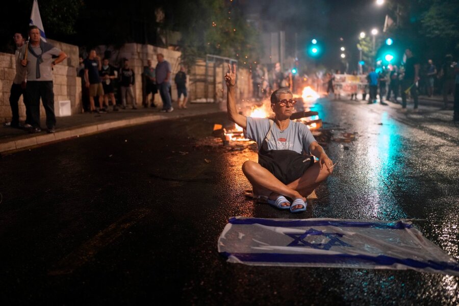 Bilder des Tages vom 18.06.2024 - In Jerusalem ist es erneut zu Protesten gegen die Regierung des israelischen Ministerpräsidenten Benjamin Netanjahu gekommen. Tausende fordern Neuwahlen und die Freilassung der Geiseln, die von der Hamas festgehalten werden.