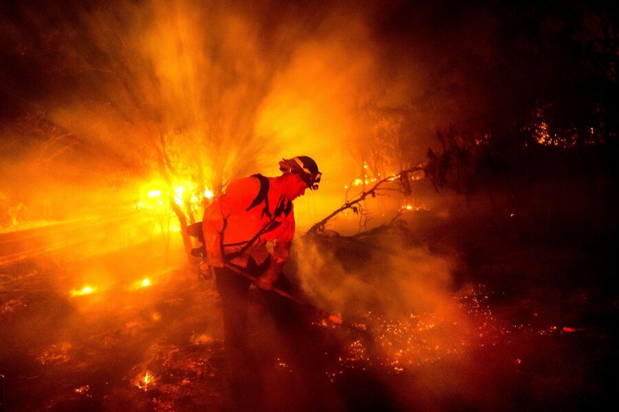 Bilder des Tages vom 18.06.2024 - In Kalifornien brennt der Wald. Feuerwehrmann Chris Fritz versucht zu verhindern, dass sich das Aero-Feuer ausbreitet.