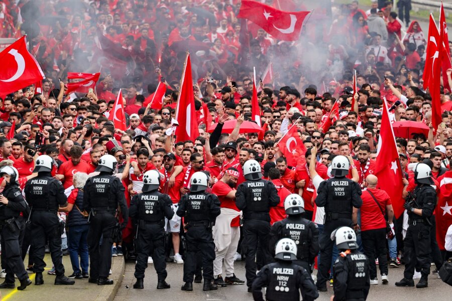 Bilder des Tages vom 18.06.2024 - Fanmarsch zur Europameisterschaft: Tausende türkische Fans ziehen durch die Dortmunder Innenstand, um im Anschluss ihre Mannschaft beim Spiel gegen Georgien anzufeuern.