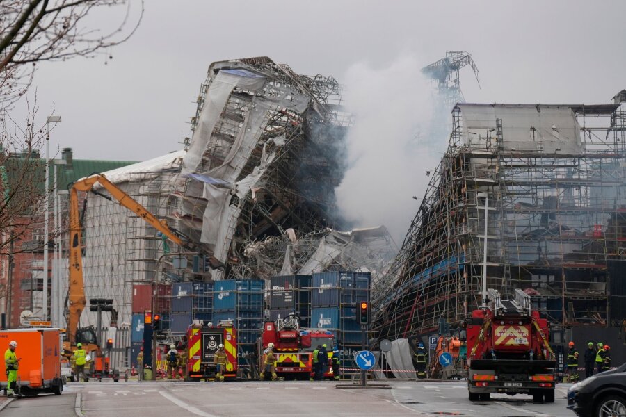 Bilder des Tages vom 19.04.2024 - Erst wurde die historische Börse in Kopenhagen ein Opfer der Flammen - dann stürzten auch noch einige Außenmauern ein. Einsatzkräfte sind noch immer mit Sicherungsarbeiten beschäftigt.