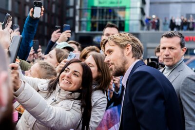 Bilder des Tages vom 19.04.2024 - Einmal lächeln: Ryan Gosling posiert für ein Foto mit einem Fan. Der Schauspieler ist mit seiner Kollegin Emily Blunt für die Europapremiere der Actionkomödie "The Fall Guy" nach Berlin gekommen.