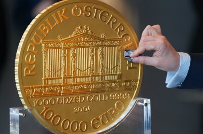 Bilder des Tages vom 19.04.2024 - Eine Goldmünze mit einem Materialwert von derzeit 2,2 Millionen Euro ist in Hamburg ausgestellt worden. Die Münze wiegt 31 Kilogramm und misst 37 Zentimeter im Durchmesser, wie der Edelmetallhändler pro aurum mitteilte. Weltweit gibt es den Angaben zufolge lediglich 15 Stück davon.