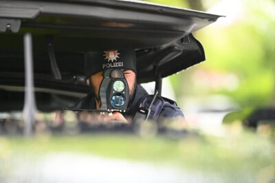Bilder des Tages vom 19.04.2024 - Ein Polizist kontrolliert mit einem Messgerät die Geschwindigkeit von Fahrzeugen in einer 30er-Zone. Die Polizei in Hamburg nimmt seit Montag Geschwindigkeitssünder bei der sogenannten Speedweek ins Visier.