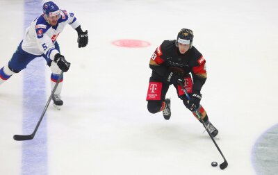 Bilder des Tages vom 19.04.2024 - Die deutsche Eishockey-Nationalmannschaft um Philipp Kraus (r) hat sich im dritten WM-Vorbereitungsspiel erstmals in guter Form präsentiert. Gegen die Slowakei gewann der Vizeweltmeister in Kaufbeuren mit 7:3.