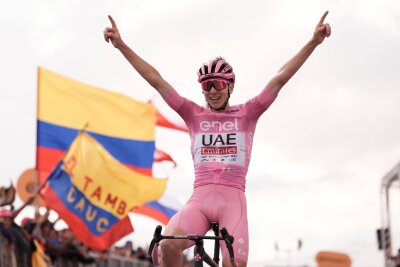 Bilder des Tages vom 19.05.2024 - So sehen Sieger aus: Der Slowene Tadej Pogacar hat die 15. Etappe des Giro d`Italia von Manerba del Garda nach Livigno am schnellsten bezwungen.
