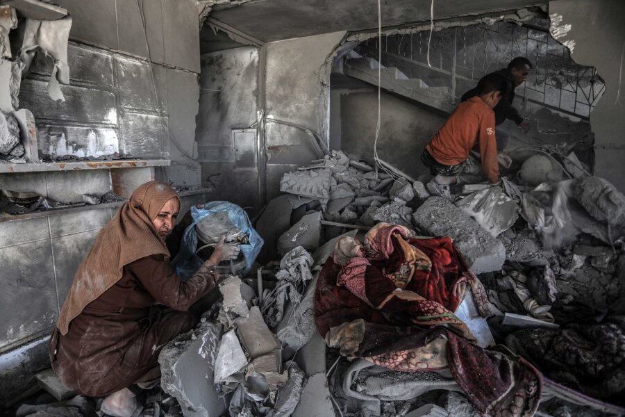 Bilder des Tages vom 20.04.2024 - Nach einem israelischen Luftangriff such Palästinenser in einem zerstörten Haus nach Habseligkeiten.