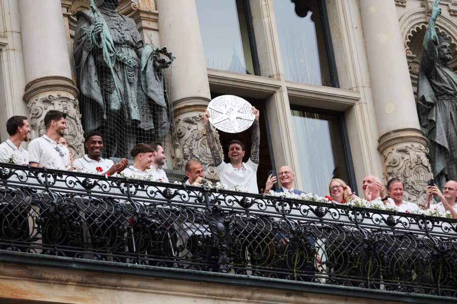 Bilder des Tages vom 20.05.2024 - Große Freude beim FC St. Pauli: Die Mannschaft um Trainer Fabian Hürzeler (M) feiert auf dem Balkon des Hamburger Rathauses den Aufstieg in die Bundesliga.