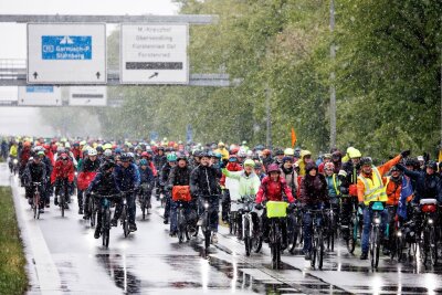 Bilder des Tages vom 21.04.2024 - Der Kälteeinbruch in Bayern hält tausende Radfahrer nicht davon ab, mit ihrer Teilnahme an der Radsternfahrt in München das versprochene - jedoch noch nicht umgesetzte Vorhaben der Politik einzufordern, neue Radwege zu bauen.