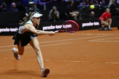 Bilder des Tages vom 21.04.2024 - Jelena Rybakina gibt alles im Finale der WTA-Tour in Stuttgart gegen Marta Kostjuk und sichert sich ihren dritten Titel in diesem Jahr.