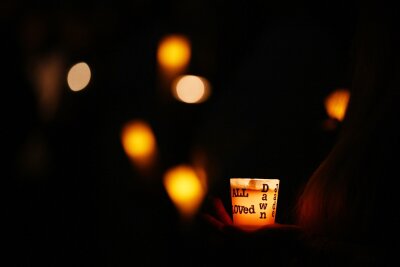Bilder des Tages vom 21.04.2024 - Nach der Bluttat mit sechs Toten in einem Einkaufszentrum in Sydney wird der Opfer mit einer Mahnwache bei Kerzenlicht gedacht.