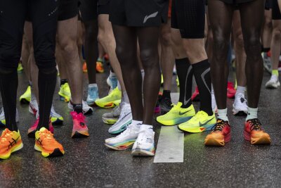 Bilder des Tages vom 21.04.2024 - Ready Steady Go: Läufer bereiten sich auf den 21. Zürich-Marathon vor.