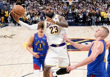 Bilder des Tages vom 21.04.2024 - Basketball-Superstar LeBron James setzt zum Wurf an, am Ende aber hat es nicht gereicht. Die Los Angeles Lakers verlieren zum Playoff-Start gegen NBA-Titelverteidiger Denver.
