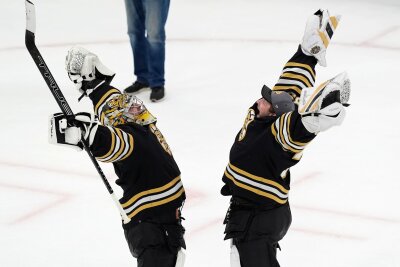 Bilder des Tages vom 21.04.2024 - Unbändige Freude: Jeremy Swayman (l) und Linus Ullmark von den Boston Bruins feiern den Sieg ihres Teams über die Toronto Maple Leafs
