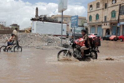 Bilder des Tages vom 21.04.2024 - In Jemens Hauptstadt Sanaa sind nach heftigen Regenfällen die Straßen überschwemmt.