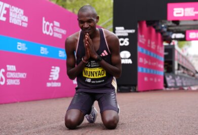 Bilder des Tages vom 21.04.2024 - Ein Moment des Dankes, der Freude und der stillen Einkehr: Alexander Mutiso Munyao aus Kenia 
hat den Marathon in London in einer Zeit von 2:04:01 gewonnen.