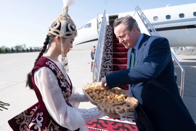 Bilder des Tages vom 22.04.2024 - Der britische Außenminister David Cameron wird bei seiner Ankunft am Flughafen Bischkek in Kirgistan mit lokalen Spezialitäten begrüßt. Cameron befindet sich auf einer fünftägigen Reise durch Zentralasien.