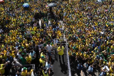 Bilder des Tages vom 22.04.2024 - Brasiliens Ex-Präsident Jair Bolsonaro spricht während einer Demonstration für Meinungsfreiheit am Copacabana-Strand in Rio de Janeiro.