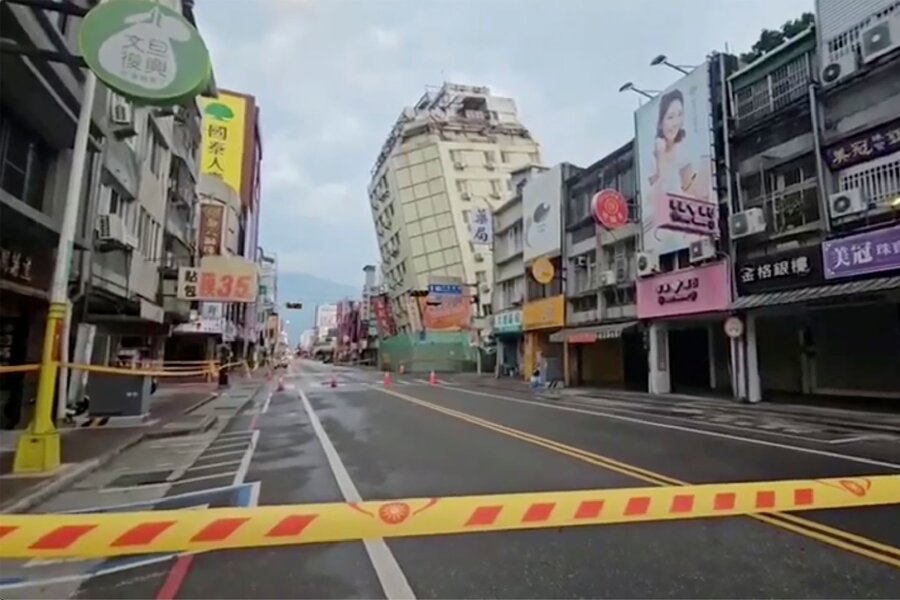 Bilder des Tages vom 23.04.2024 - Straßen in Hualien sind abgesperrt, nachdem der Osten von Taiwan von einer Reihe von Erdbeben erschüttert wurde.