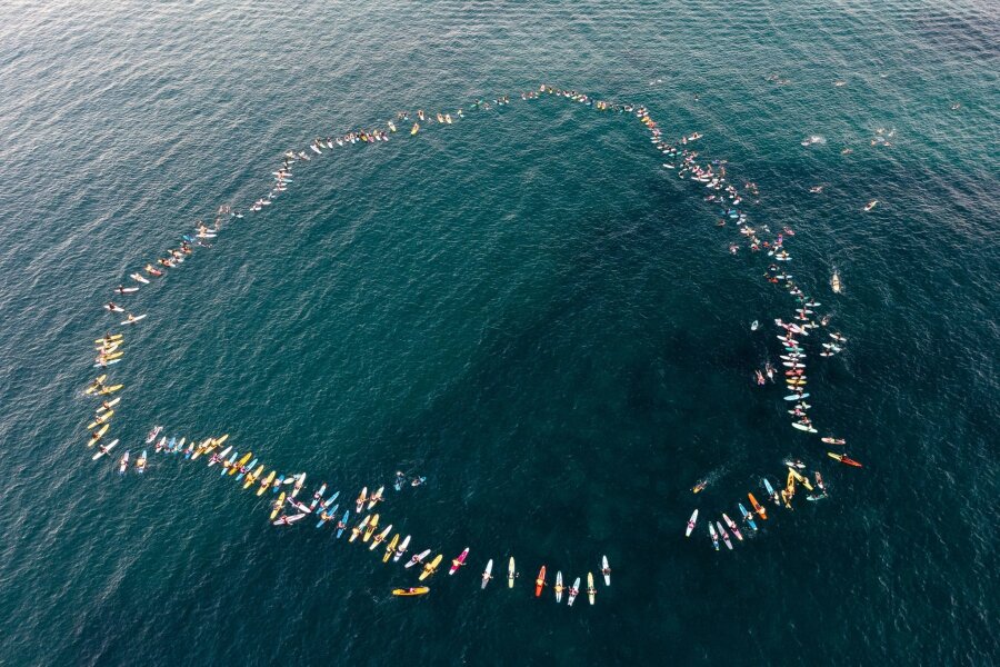 Bilder des Tages vom 23.04.2024 - Mitglieder des Bondi Board Riders Club, anderer Sportvereine und Rettungsschwimmer gedenken den Opfern des Messerangriffs im Einkaufszentrum Westfield Bondi Junction in Sydney.