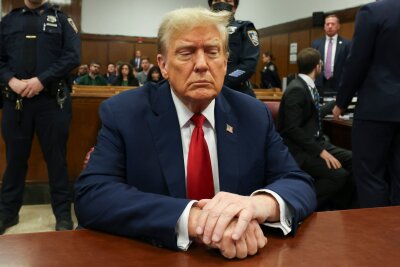 Bilder des Tages vom 23.04.2024 - Der ehemalige US-Präsident Donald Trump sitzt im Gericht in New York. Der Strafprozess gegen ihn in Zusammenhang mit Schweigegeldzahlungen an einen Pornostar ist fortgesetzt worden.