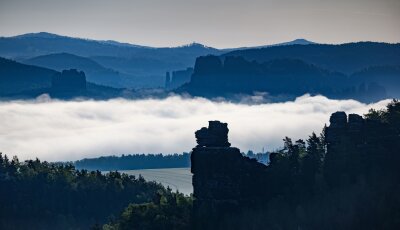 Bilder des Tages vom 23.04.2024 - Nebel zieht am Morgen durch die Sächsische Schweiz bei Gohrisch.
