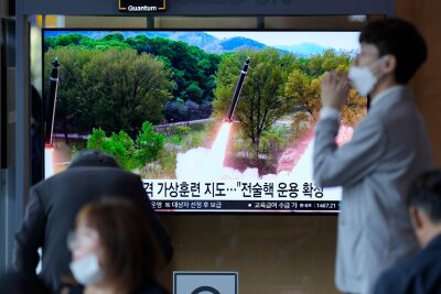 Bilder des Tages vom 23.04.2024 - Salvenstarts im südkoreanischen TV: Mit dem "supergroßen" Mehrfachraketenwerfer im Nachbarland Nordkorea wird ein nuklearer Gegenschlag gegen feindliche Ziele simuliert.