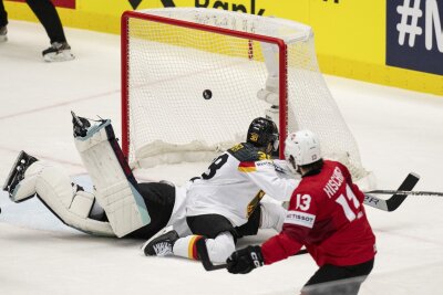Bilder des Tages vom 23.05.2024 - Bei der Eishockey-WM in Ostrava, Tschechien, muss der deutsche Torhüter Harald Grubauer im Viertelfinale einen Treffer des Schweizers Nico Hischier einstecken.