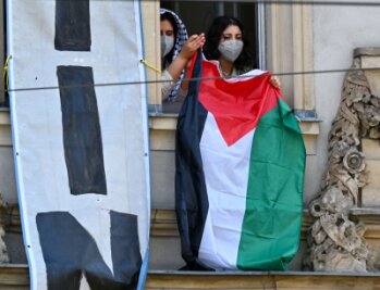 Bilder des Tages vom 23.05.2024 - Pro-Palästinensische Demonstranten halten aus einem Fenster des Institutes für Sozialwissenschaften der Berliner Humboldt-Universität eine palästinensische Flagge. Zur Unterstützung der Palästinenser im Gazastreifen und aus Protest gegen Israel haben sie Räume der Uni besetzt.