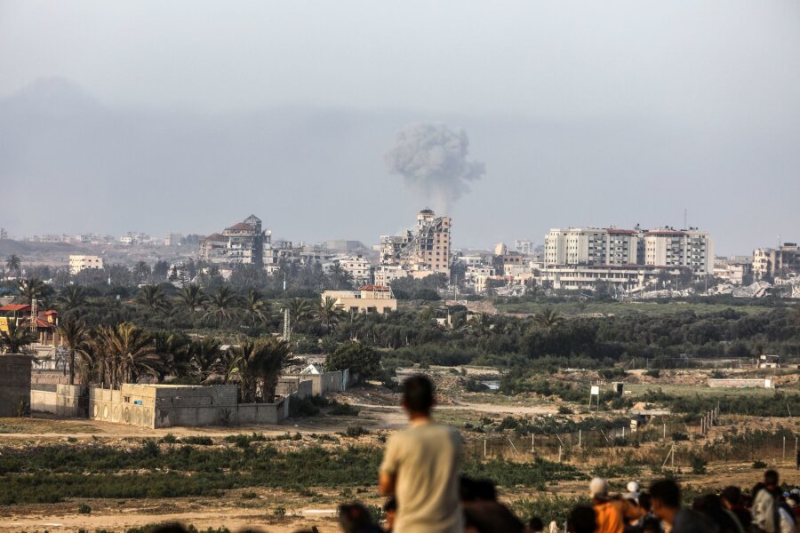 Bilder des Tages vom 23.05.2024 - Rauch über Gaza: Bei Israels Offensive sind nach Angaben der von der Hamas kontrollierten Gesundheitsbehörde bisher mehr als 35.700 Menschen getötet wurden. Bei der unabhängig kaum zu überprüfenden Zählung wird nicht unterschieden zwischen Kämpfern und Zivilisten.