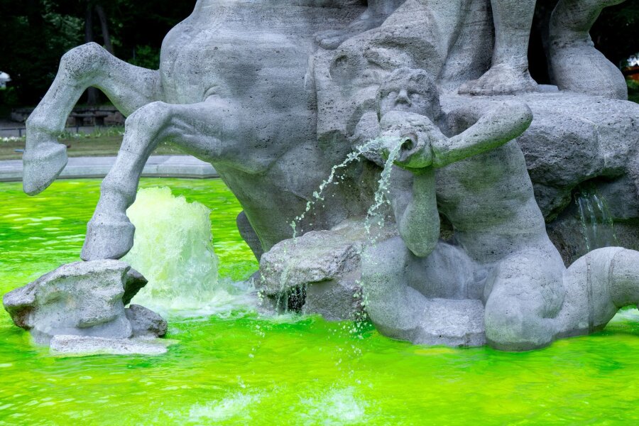 Bilder des Tages vom 23.05.2024 - Umweltaktivisten haben bei mehrere Brunnen in München das Wasser grün gefärbt. Mit der Aktion will die Gruppe "Extinction Rebellion" vor allem auf das Insektensterben aufmerksam machen und gegen die Umweltpolitik der bayerischen Staatsregierung protestieren.