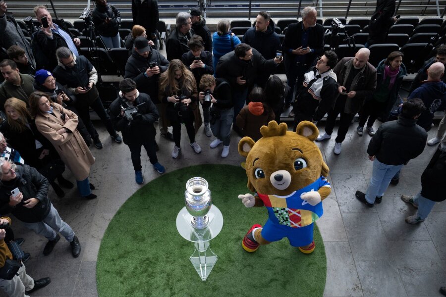 Bilder des Tages vom 24.04.2024 - Umringt von Fotografen präsentiert Maskottchen Albärt den EM-Pokal im Berliner Olympiastadion.