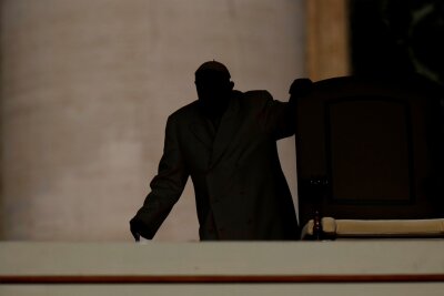 Bilder des Tages vom 24.04.2024 - Silhouette: Papst Franziskus bei der Ankunft zu seiner wöchentlichen Generalaudienz auf dem Petersplatz im Vatikan.