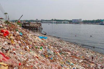 Bilder des Tages vom 24.04.2024 - Nicht nur Dhaka, die Hauptstadt Bangladeschs, hat mit Bergen von Plastikmüll zu kämpfen. Zurzeit verhandeln Delegierte aus mehr als 170 Ländern in Kanada über ein globales UN-Abkommen gegen Plastikverschmutzung.