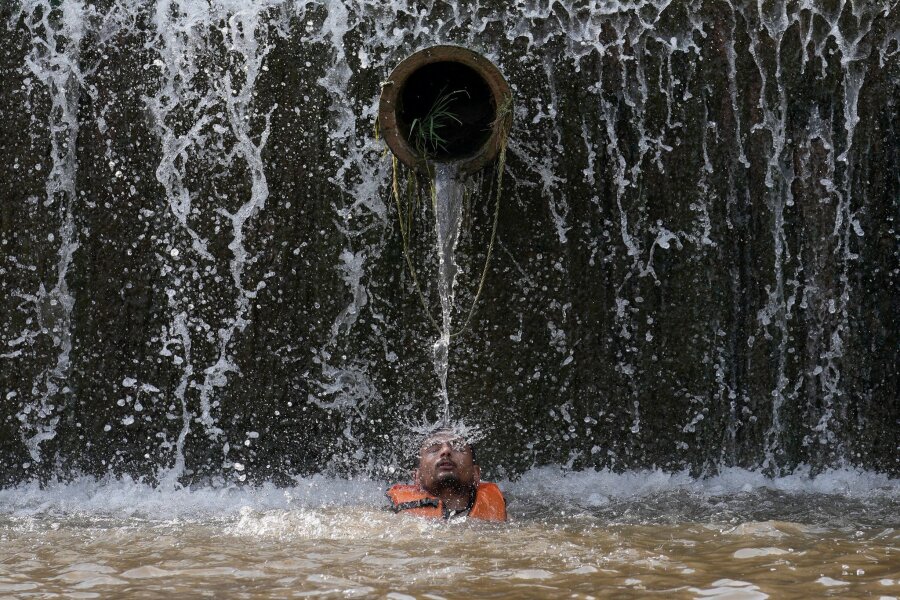 Bilder des Tages vom 24.05.2024 - Kühles Nass: Ein Mann erfrischt sich in einem Bach in der pakistanischen Hauptstadt Islamabad. In vielen Städten Pakistans herrscht derzeit eine Hitzewelle.
