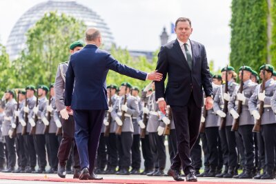 Bilder des Tages vom 24.05.2024 - Bundeskanzler Olaf Scholz (l) empfängt Portugals Ministerpräsidenten Luis Montenegro am Bundeskanzleramt in Berlin mit militärischen Ehren.