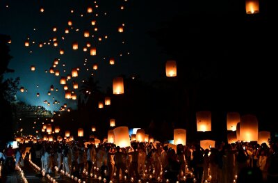 Bilder des Tages vom 24.05.2024 - Menschen lassen während der Feierlichkeiten zum Vesak-Tag am Borobudur-Tempel im indonesischen Magelang Himmelslaternen los.