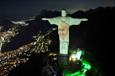 Bilder des Tages vom 24.05.2024 - Die Christus-Erlöser-Statue in Rio de Janeiro wird mit einem Bild von Papst Franziskus beleuchtet, zum Start seines Buches "Life: My Story Through History".