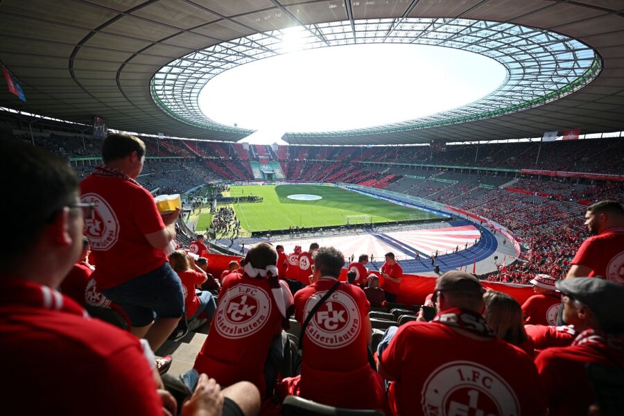 Bilder des Tages vom 25.05.2024 - Ort der Entscheidung: Fans von Kaiserslautern kommen in das Olympiastadion um das DFB-Pokal Finale gegen Bayer Leverkusen zu sehen.