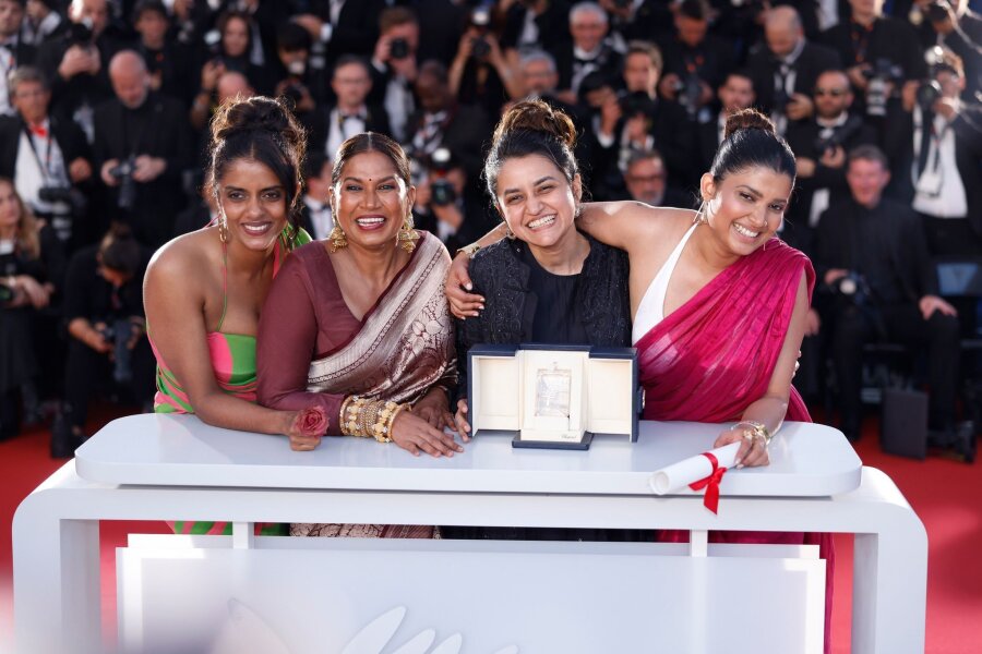 Bilder des Tages vom 25.05.2024 - Glücklich strahlt Regisseurin Payal Kapadia (2.v.r) mit den Darstellerinnen ihres Films "All We Imagine as Light" bei der Preisverleihung in Cannes. Für Film bekam sie den Hauptpreis ("Grand Prix") verliehen.