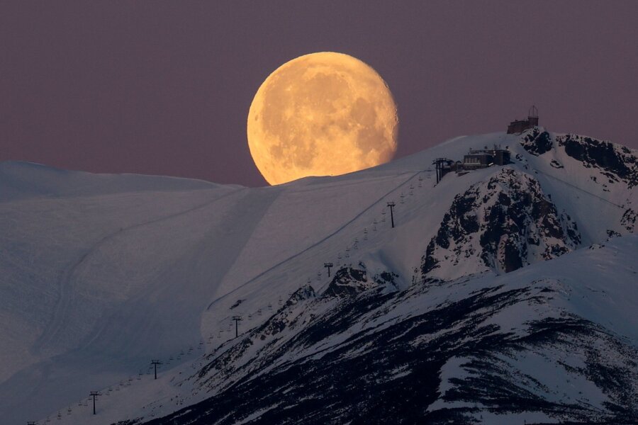 Bilder des Tages vom 26.04.2024 - Der Monduntergang über dem Berg Kasprowy Wierch, in den polnischen Tatra-Bergen, von Polana Zgorzelisko aus gesehen.