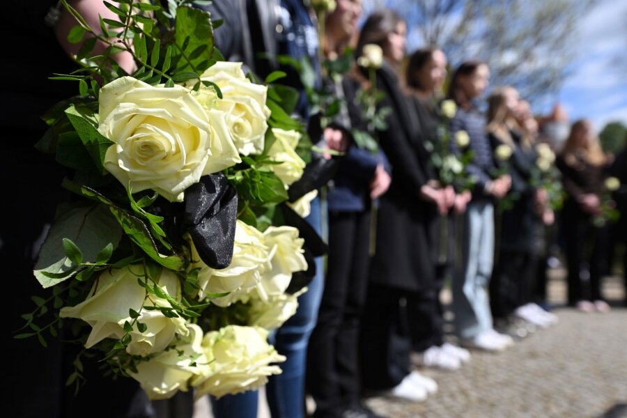Bilder des Tages vom 26.04.2024 - Gedenkveranstaltung zum Schulmassaker am Erfurter Gutenberg-Gymnasium: Am 26. April 2002 hatte ein 19-jähriger Ex-Schüler zwölf Lehrer, zwei Schüler, eine Sekretärin sowie einen Polizisten erschossen und sich dann selbst getötet.